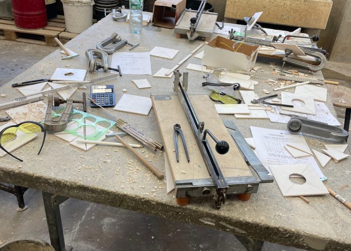 Materialien auf einem Werktisch für Holzarbeiten