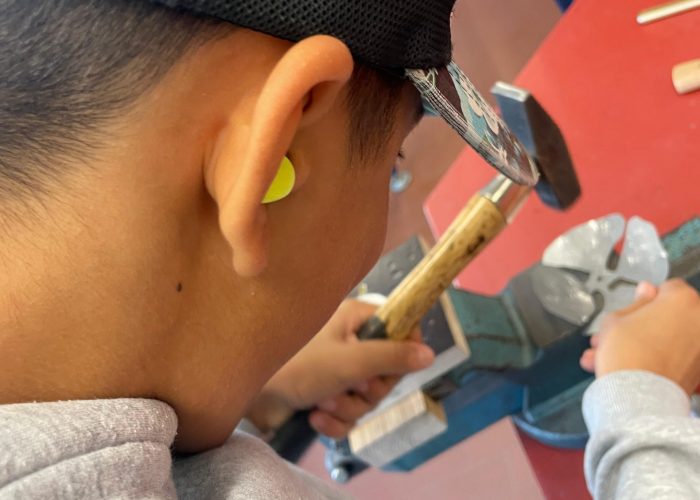 Bearbeiten von Metall mit einem Hammer für die Blüten einer Metallblume