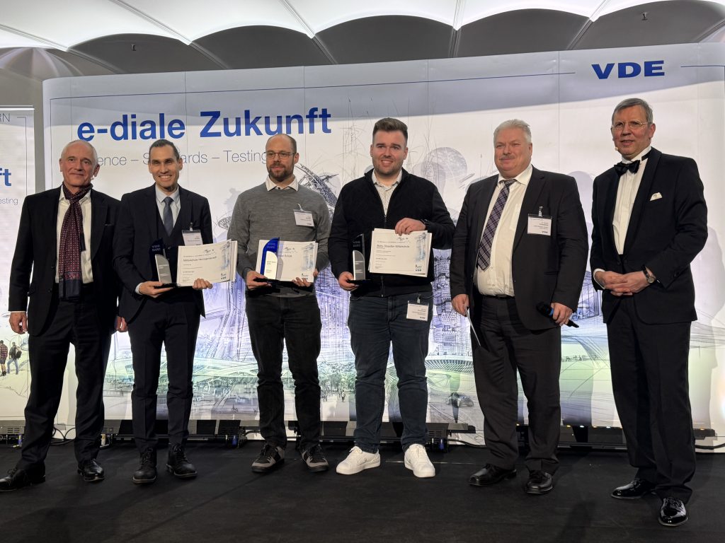 Die Preisträger stehen stolz mit Urkunde und Preis in der Hand zu einem Gruppenfoto beisammen.