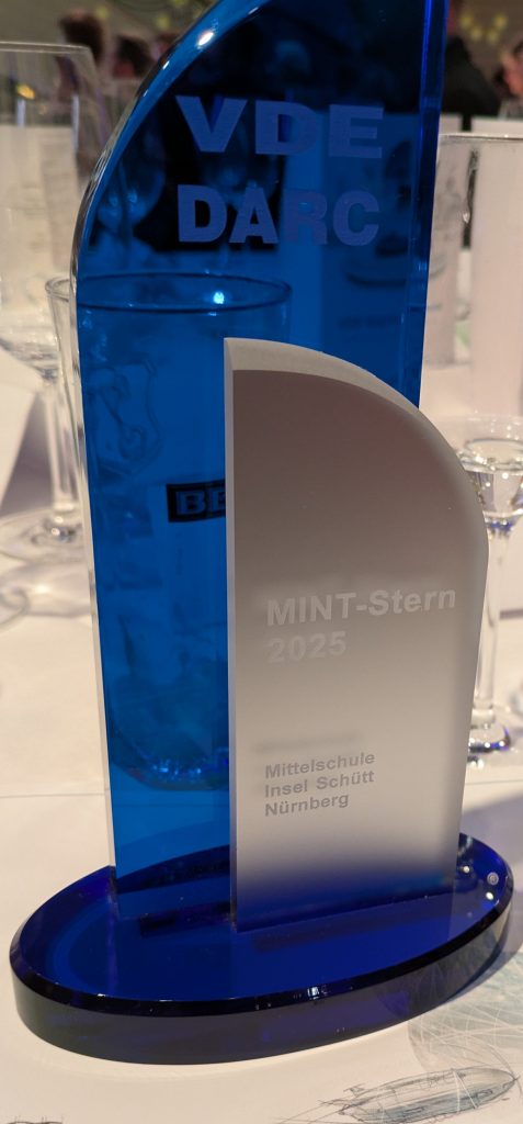 gläsernder Preis halb blau durchsichtig und silber.