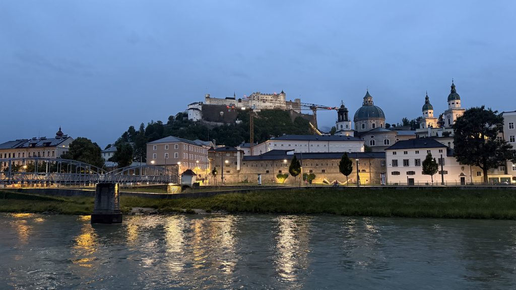 Zeigt Salzburg bei nach durch Straßenlichter beleuchtet. 