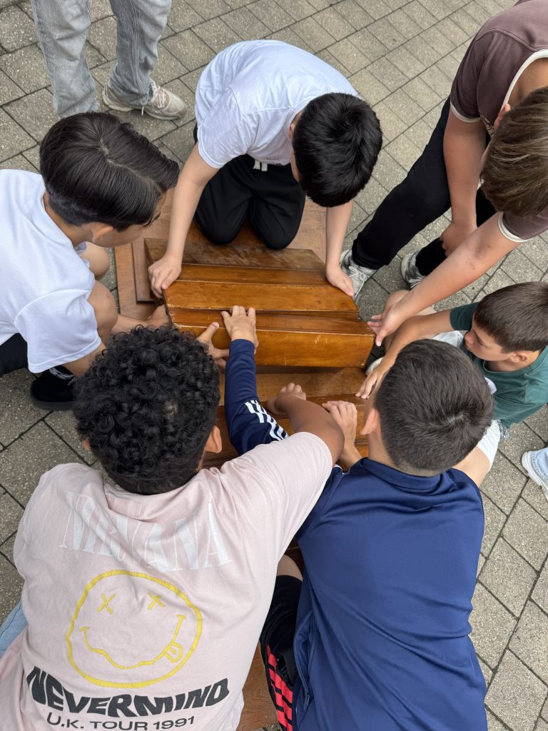Schüler arbeiten gemeinsam an einem Spiel